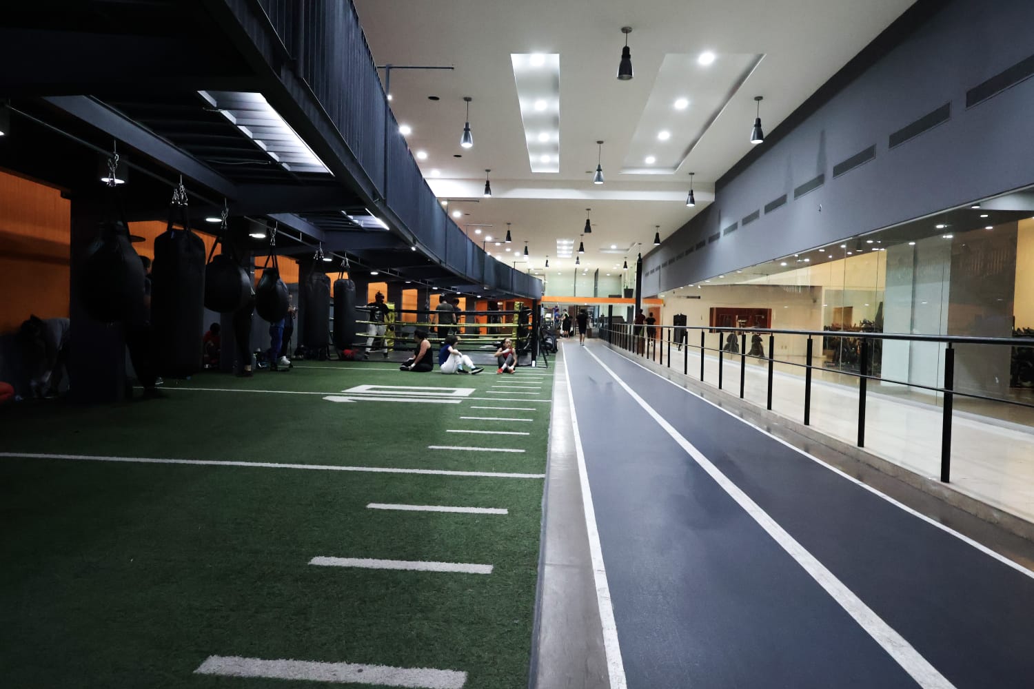 Vista amplia de la pista interior del gimnasio