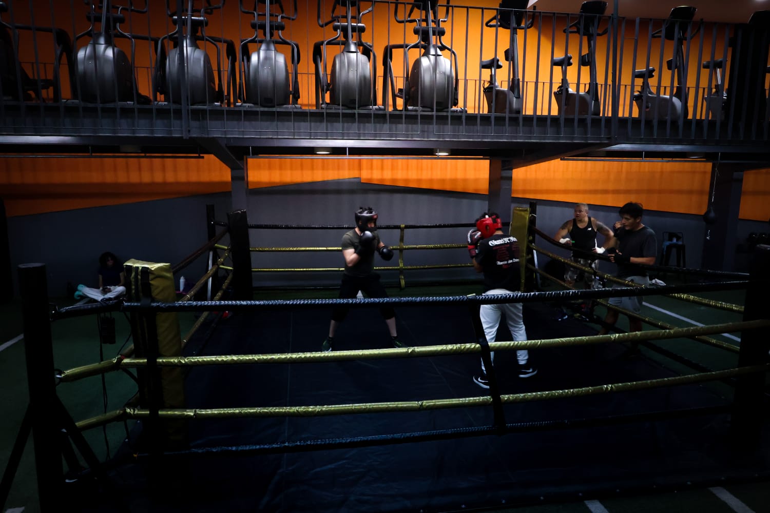 Ring de box y área de cardio de JC Fitness Ciudadela